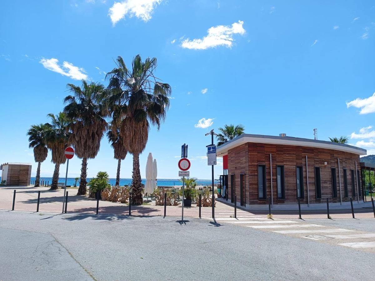 Lamberti Beach Apartment - 150 M From The Sea - Just Renewed - Wifi سافونا المظهر الخارجي الصورة
